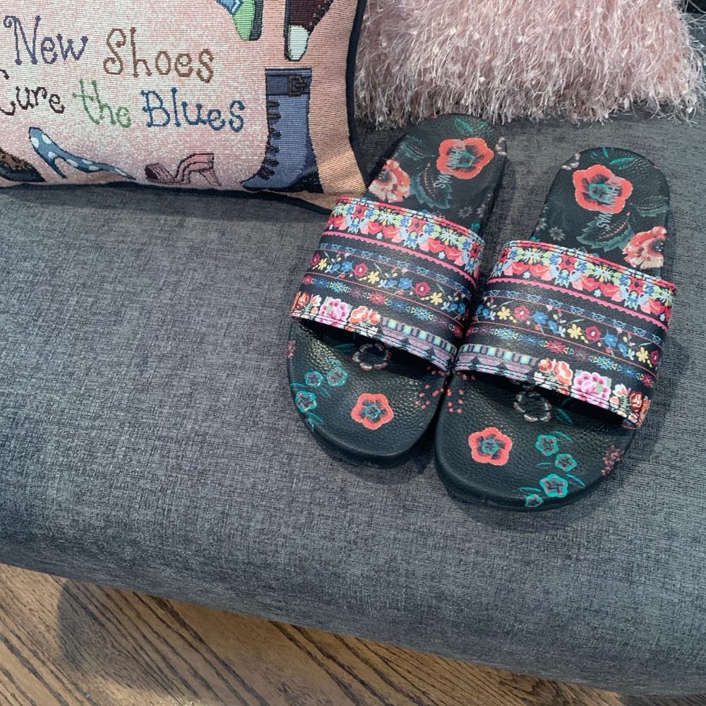 Johnny Was Ardell Fleur Pool Slides...sz 10